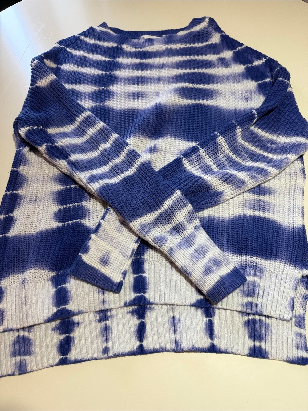 Time and Tru Blue and White Knit Pullover